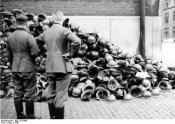 Bundesarchiv_Bild_121-0460,_Belgien,_Kriegsbeute,_franzГ¶sische_Stahlhelme.jpg