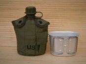 Фляга з кружкою армійська US Army Вottle 1 л пластикова в чохлі олива