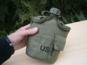 Фляга з кружкою армійська US Army Вottle 1 л пластикова в чохлі олива