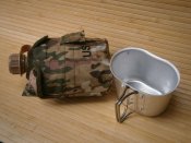 Фляга з кружкою армійська US Army Вottle 1 л пластикова в чохлі Multicam