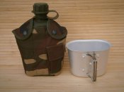 Фляга з кружкою армійська US Army Вottle 1 л пластикова в чохлі Woodland
