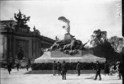 Monument_du_tank_Renault_et_[...]Agence_de_btv1b9032936g_1.jpg
