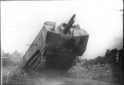 Un_tank_franзais_en_marche_[...]Agence_de_btv1b9030511n_1.jpg