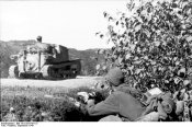 Bundesarchiv_Bild_101I-203-1691-27,_Albanien,_deutsche_Soldaten,_italienische_Panzer.jpg
