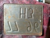Военный номерной знак, автомобильный номер.