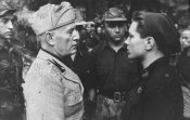 Bundesarchiv_Bild_101I-316-1181-11,_Italien,_Benito_Mussolini_mit_italienischen_Soldaten.jpg