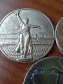 3 настольных медалей .