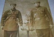 2 фото з шашками наганами та буденовками...