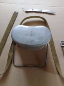 Котелок , брючный ремень и ножик .