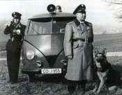 Stadtpolizist-Helmut-Goetz-mit-einem-Hundefuehrer-500x393.jpg