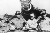 Bundesarchiv_Bild_146-2004-0010,_Ukraine,_G%C3%BCnther_Rall_mit_Kameraden.jpg