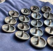 Набір з 17 Німецьких Кітельних Гудзиків у рідній фарбі (з горища)