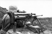 Bundesarchiv_Bild_101I-189-1250-10,_Russland-Süd,_Soldat_mit_Panzerbüchse.jpg