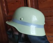 Немецкий пожарный шлем 68 см по кламерам.
