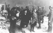 Бойцы еврейского сопротивления, схваченные эсесовцами во время восстания в Варшавском гетто. Вар.jpg