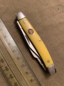 Кишеньковий ніж з трьома лезами в класичному виконанні.