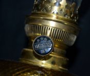 Настольная керосиновая лампа с абажуром.