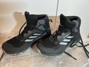 Оригинальные кроссовки Adidas Terrex Swift R3 Mid Gore-Tex Hiking Shoes Black Hr1308 (Оригинал). Размер 42,5.