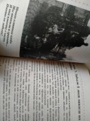Между прошлым и будущим. Генерал В.Раевский - первый командующий ВДВ Украины. Автограф автора.