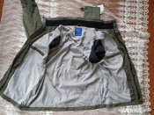 Куртка кольору олива.