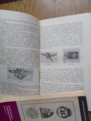 2 книги про значки , гербы и эмблемы . 1974 и 1977 года .