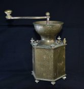 Антикварная кофемолка.