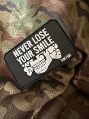 Морал патч - Never lose your smile Ч/б
