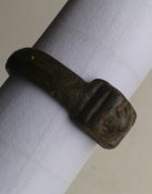 Перстень бронзовий.