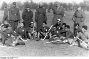 Bundesarchiv_Bild_101I-264-1604-05A,_Bordeaux,_Hockeyspiel_Wehrmachtsangehöriger.jpg