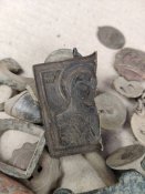 Гудзики та різна копанина