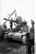 300px-Bundesarchiv_Bild_101I-154-1991-24A,_Russland,_Sturmgeschütz,_Ausbau_der_Kanone.jpg