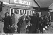 Bundesarchiv_Bild_101I-027-1477-22,_Marseille,_Gare_d'Arenc._Deportation_von_Juden.jpg