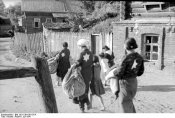 Bundesarchiv_Bild_101I-138-1091-07A,_Russland,_Mogilew,_Juden_auf_DorfstraГџe.jpg