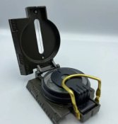 Військовий рідинний компас у металевому корпусі