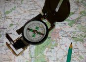 Військовий рідинний компас у металевому корпусі