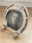 Цікава рамка у вигляді підкови з фото офіцера РККА, 1940 рік
