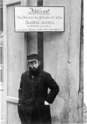 423px-Bundesarchiv_Bild_183-L23004,_Polen,_Ghetto_Radom,_Jude_vor_Verbotsschild.jpg
