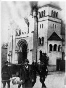 Brennenden Synagoge wahrend der Reichskristallnacht.jpg