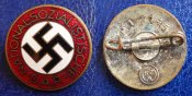 Членский знак NSDAP. Клеймо RZM M1/145.