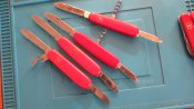 Одним лотом Mikov, Wenger, Victorinox з дефектами.