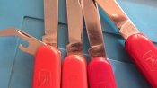 Одним лотом Mikov, Wenger, Victorinox з дефектами.