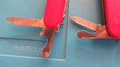 Одним лотом Mikov, Wenger, Victorinox з дефектами.