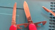 Одним лотом Mikov, Wenger, Victorinox з дефектами.