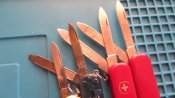 Одним лотом Mikov, Wenger, Victorinox з дефектами.