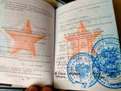 Військовий квиток, паспорт, банківські картки, пошкоджений осколками телефон асвабадителя. Гроші на ЗСУ.