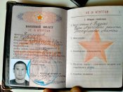 Військовий квиток, паспорт, банківські картки, пошкоджений осколками телефон асвабадителя. Гроші на ЗСУ.