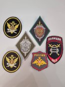 Шеврони ФСБ, ЗС, поліції та виконавчої служби РФ.