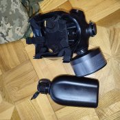 Протигаз OM-90. Чехія. З флягою та підсумком в пікселі.