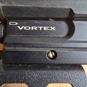 Приціл коліматорний Vortex Sparc AR Red з кріпленням.