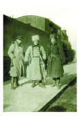 Нестор Іванович Махно стоїть біля...